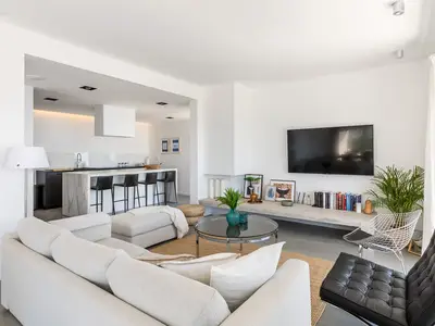 Der geräumige Wohnbereich und die voll ausgestattete Küche