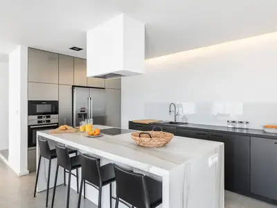 Moderne und voll ausgestattete Küche mit allen Annehmlichkeiten, die Sie benötigen könnten