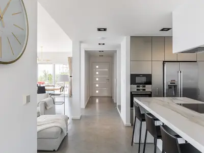 Moderne und voll ausgestattete Küche mit allen Annehmlichkeiten, die Sie benötigen könnten