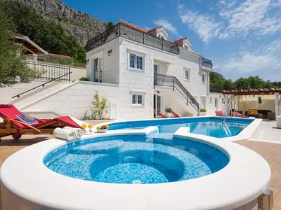 Villa Maja mit Whirlpool, beheizter Pool mit Privatsphäre