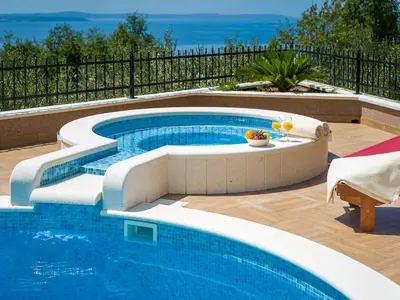 Die Villa Maja bietet einen atemberaubenden Meerblick und eine ruhige Umgebung