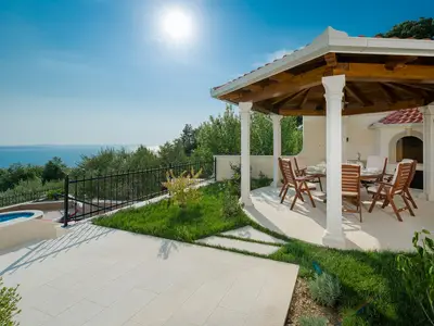 Essbereich im Freien mit Grill alle im Wohnzimmer und in der Küche (West)