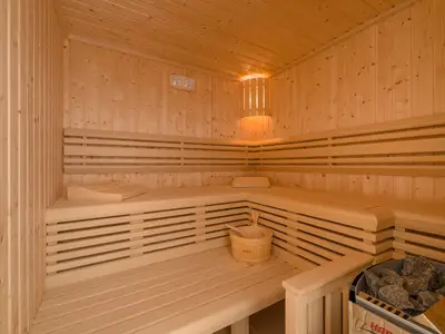 Sauna für 4-5 Personen im Untergeschoss (Poolbereich)