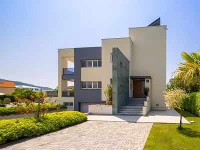 The whole property is fully fenced and offers 4 secured parking spots plus 2 garage places and 3 bikes for your use.
