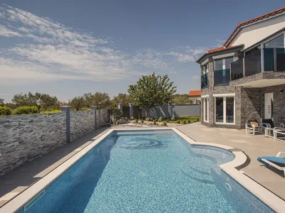 PoolOfHouse