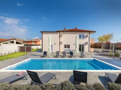 PoolOfHouse