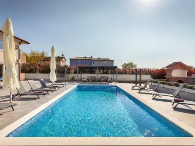 PoolOfHouse
