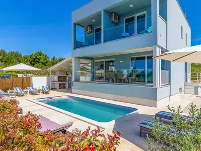 PoolOfHouse
