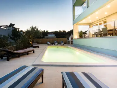 PoolOfHouse