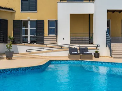 PoolOfHouse