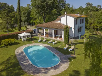 Das Grundstück, der große Garten und der schön angelegte Pool