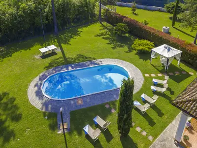 Der große Garten um den schön angelegten Pool