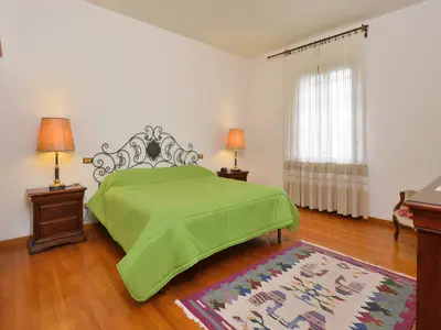 Ein Schlafzimmer mit Doppelbett im Obergeschoss