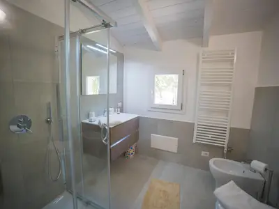 Badezimmer mit Dusche