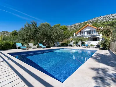Ein privater beheizter Pool (24 m2)