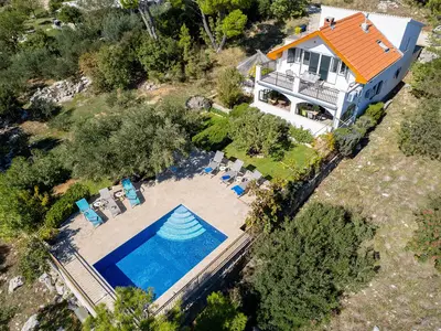 Diese ruhige Lage bietet einen wirklich erholsamen Urlaub, und dennoch sind Sie weniger als 10 Minuten (6 km) von Omiš entfernt