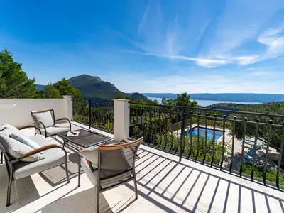 Ein Balkon (gemeinsam mit den Schlafzimmern Nr. 2 und Nr. 3) mit herrlichem Panorama und Meerblick