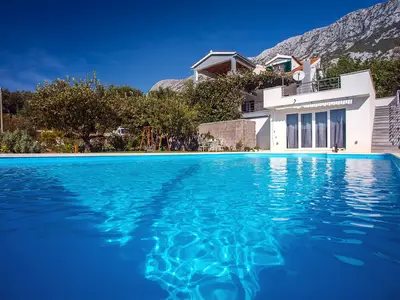 Riesiger 10m x 5m Pool vor der Villa