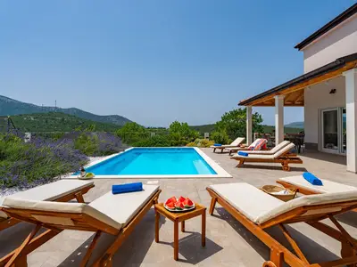 Im Außenbereich gibt es einen beheizten, privaten Pool von 8 x 4 m