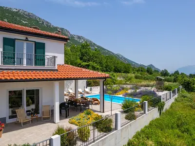 Villa Belina mit 4 Schlafzimmern mit eigenem Bad, Spielzimmer, privatem Pool, Sauna und Fitnessstudio