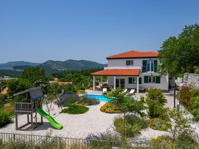 Villa Belina ist eine neu erbaute Villa im typisch mediterranen Stil