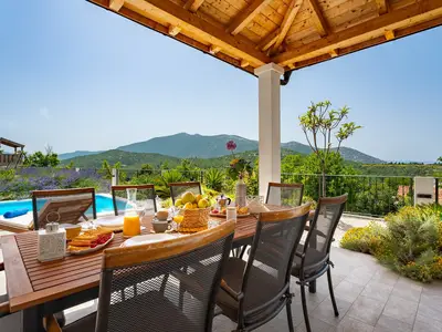 Die Villa Belina bietet einen beheizten Pool und einen Essbereich im Freien mit Grill.