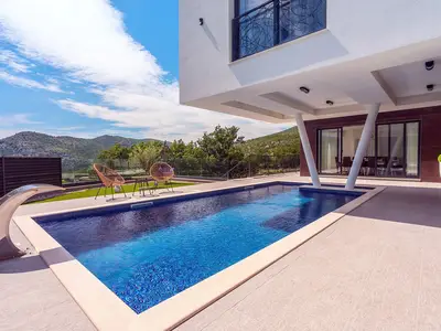 Neu! Strandvilla Lidija mit 2 Schlafzimmern, beheiztem Pool und herrlichem Meerblick