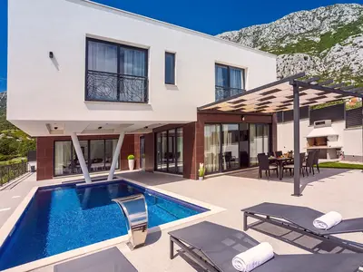 New and stylish Villa Bruna with 32sqm heated pool, sauna, billiard and media room

