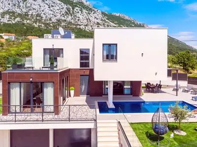 The villa has 260sqm and is settled on the 750 sqm property that is fully fenced and has 2 garage and 2 outdoor parking places.
