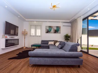 A living room with direct approach to the pool 
