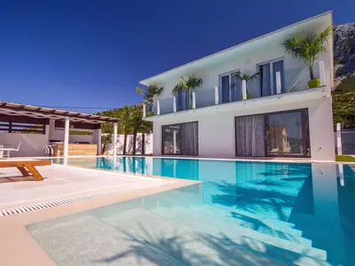 Outdoor offers private, infinity pool 12x6m
