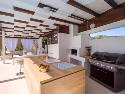 Outdoor, fully equipped kitchen with 2 BBQ (traditional and gas)