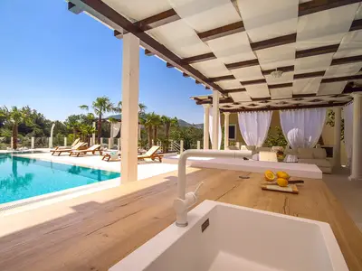 Lounge and dining area suitable for 8 person