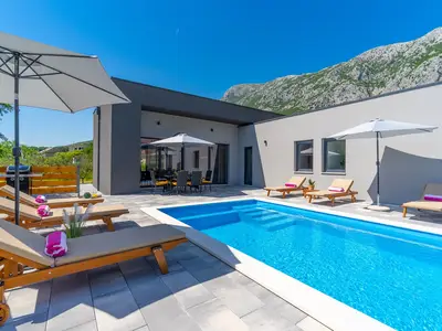 Privater Swimmingpool mit 6 Liegestühlen, Essbereich im Freien mit Grill