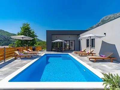 Privater Swimmingpool mit 6 Liegestühlen, Essbereich im Freien mit Grill