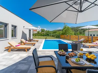 Privater Swimmingpool mit 6 Liegestühlen, Essbereich im Freien mit Grill