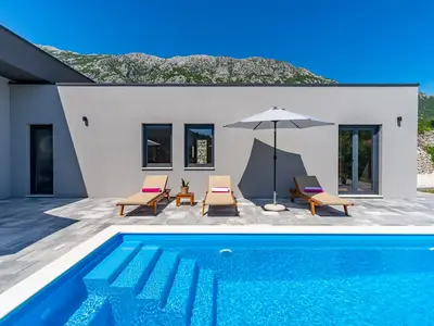 Privater Swimmingpool mit 6 Liegestühlen, Essbereich im Freien mit Grill