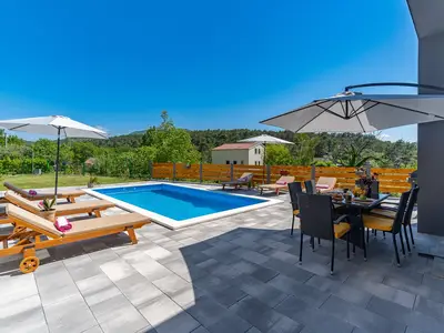 Privater Swimmingpool mit 6 Liegestühlen, Essbereich im Freien mit Grill