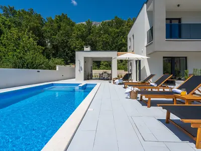 3-bedroom villa Pera with heated pool, 7km from beach