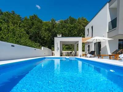 a private, heated 32 sqm (8m x 4m) swimming pool, 6 deck chairs and outdoor shower
