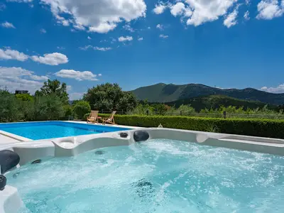 Villa Beybe mit 50 Quadratmeter großem Pool, Whirlpool, Billardtisch, Spielplatz und Minigolf