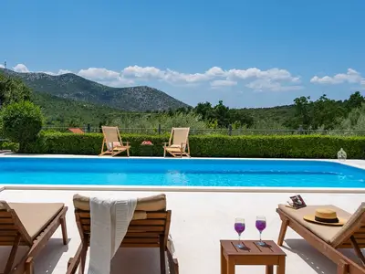 VILLA BEYBE ist eine neu renovierte Villa mit 4 Schlafzimmern in der ruhigen Berggegend des Dorfes Gata