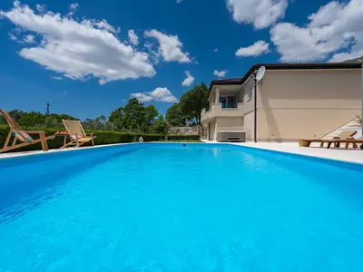 Ihre vierbeinigen Familienmitglieder (Hunde) sind in dieser Villa herzlich willkommen und der Preis beträgt 100 € pro Hund und Aufenthalt
