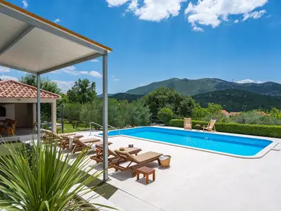 Privater Swimmingpool 50qm mit vollautomatischem Salzelektrolysesystem und Whirlpool (Whirlpool) mit absoluter Privatsphäre