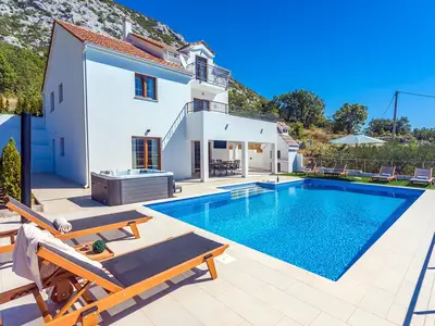 Ein privater Pool, ein Whirlpool, 6 Liegestühle, 2 Sonnenschirme, ein überdachter Essbereich im Freien für 8 Personen mit einem TV, Darts zum Spaß und ein traditioneller Grill
