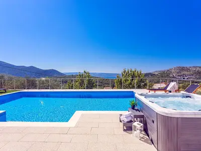 Außenbereich mit 53 qm privatem Pool und Whirlpool