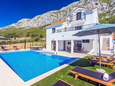 Villa Put Mosora mit 53 m2 großem Pool, Whirlpool, Sauna, Kino und 4 Schlafzimmern mit Bad.