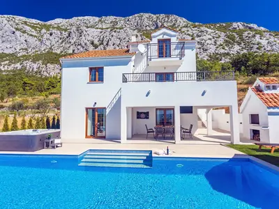 Ein privater Pool, ein Whirlpool, ein überdachter Essbereich für 8 Personen im Freien mit einem Fernseher, Darts zum Spaß und einem traditionellen Grill
