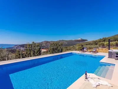 Ein privater Pool, ein Whirlpool, 6 Liegestühle, 2 Sonnenschirme und Blick auf das Dorf Gata und das Meer.