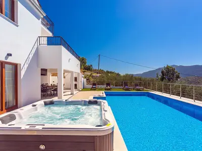 Ein privater Pool, ein Whirlpool, 6 Liegestühle, 2 Sonnenschirme und Blick auf das Dorf Gata und das Meer.